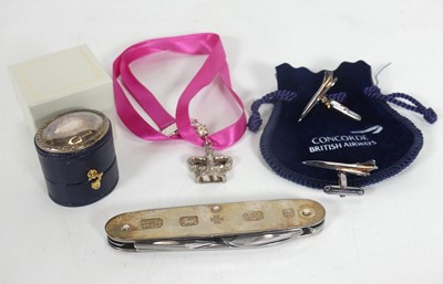 Lot 221 - A modern pocket knife, having three folding...