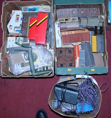 Lot 1530 - A collection of various 00 gauge buildings and...