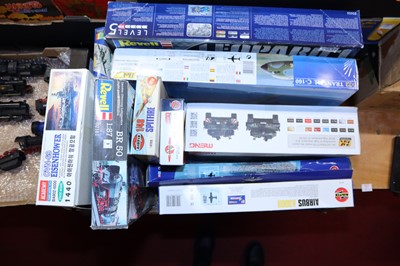 Lot 1553 - A collection of various plastic aircraft tank...