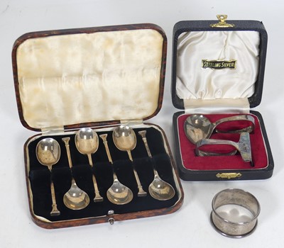 Lot 235 - A set of six George V silver teaspoons, in...