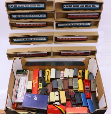 Lot 683 - One tray containing various Triang, early...