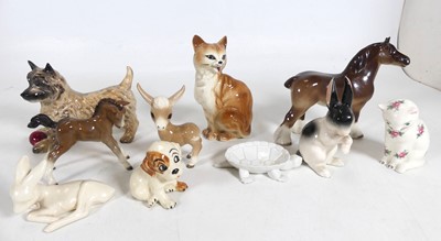 Lot 411 - A collection of ceramics to include a...