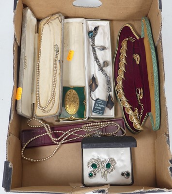 Lot 335 - A small collection of costume jewellery to...