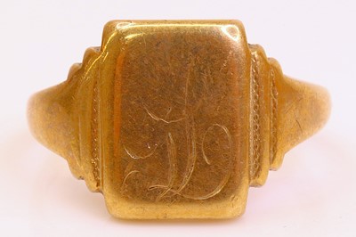 Lot 250 - A gent's 9ct gold signet ring, size Q, 6.1g