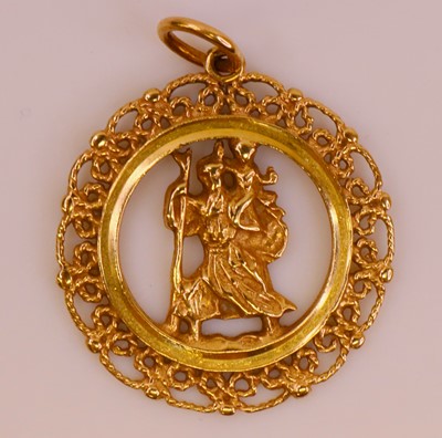 Lot 264 - A 9ct gold St Christopher pendant, dia.28mm, 4g