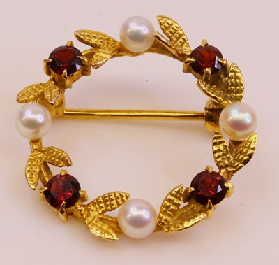 Lot 267 - A 9ct gold garnet and seed pearl set wreath...