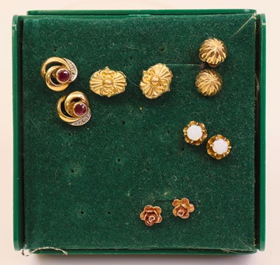 Lot 275 - Five pairs of modern 9ct gold ear studs, to...