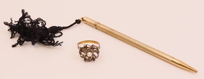 Lot 280 - An engine turned 9ct gold propelling pencil,...