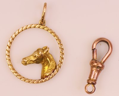 Lot 286 - A yellow metal pendant set with a horse's head,...