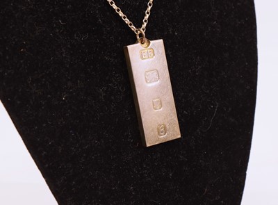 Lot 289 - A modern silver ingot pendant on belcher link...