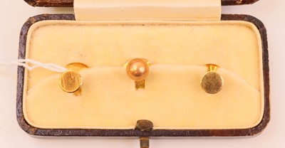 Lot 292 - A cased pair of 9ct gold collar studs;...