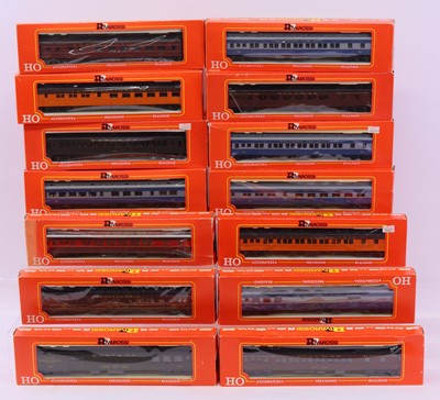 Lot 977 - One tray containing 14 American HO gauge...