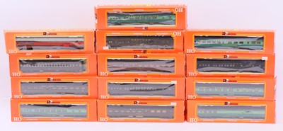 Lot 981 - One tray containing 13 various HO gauge...