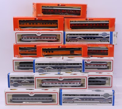 Lot 972 - One tray containing 16 various HO gauge...