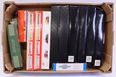 Lot 801 - A collection of HO gauge coaches and wagons to...