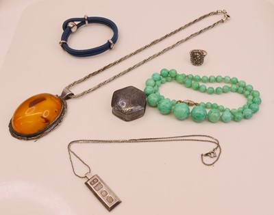 Lot 303 - A mixed lot to include beaded nephrite...