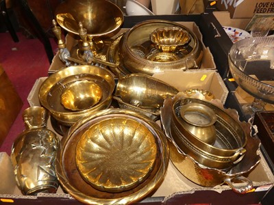Lot 526 - A collection of metalware, to include a...