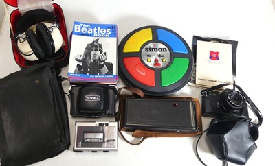 Lot 465 - A collection of items to include a Casina CT1...