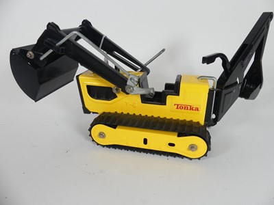 Lot 472 - A Tonka T6 model excavator