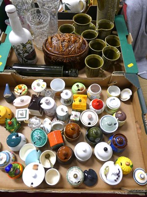 Lot 492 - A collection of ceramics to include a...