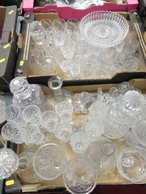 Lot 496 - A collection of glass ware to include cut...