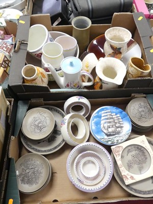 Lot 498 - A collection of ceramics to include Poole...