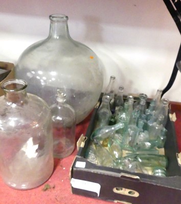 Lot 581 - A collection of glassware, to include a large...