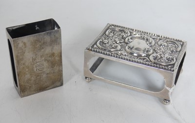 Lot 356 - An Edwardian silver matchbox sleeve having...