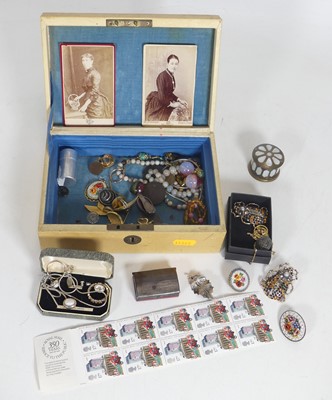 Lot 350 - A collection of assorted costume jewellery to...