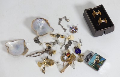 Lot 366 - A collection of miscellaneous items to include...