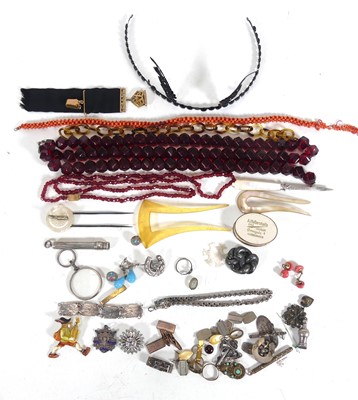 Lot 377 - A collection of assorted costume jewellery to...