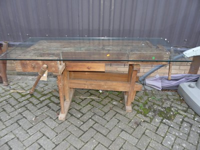 Lot 1436 - A freestanding work bench