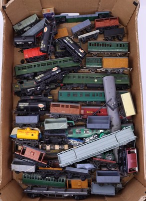 Lot 747 - One tray containing various 00 gauge rolling...
