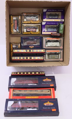 Lot 679 - One tray containing 17 various 00 gauge...