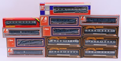 Lot 702 - One tray containing 13 various 00 gauge...