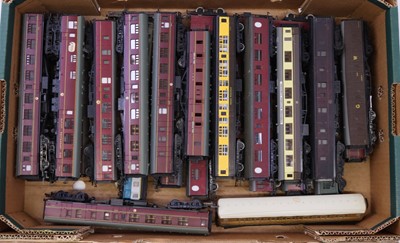 Lot 707 - One tray containing various 00 gauge unboxed...