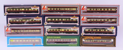 Lot 705 - One tray containing 16 various 00 gauge...