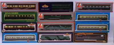 Lot 706 - One tray containing 16 various 00 gauge...