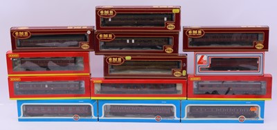 Lot 708 - One tray containing various 00 gauge coaches...