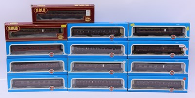 Lot 709 - One tray containing 17 various Airfix 00 gauge...