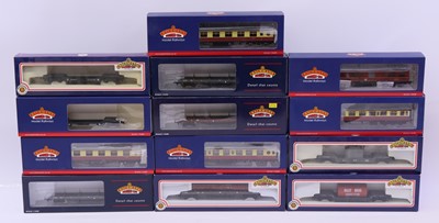 Lot 710 - One tray containing 13 various Bachmann 00...