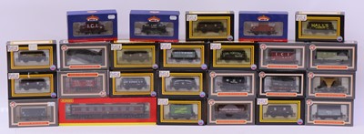 Lot 690 - One tray containing 25 various Bachmann &...