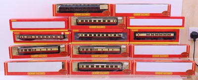 Lot 711 - One tray containing 14 various Hornby 00 gauge...