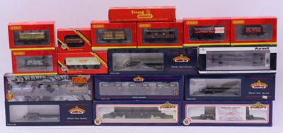 Lot 692 - One tray containing various 00 gauge coaches...
