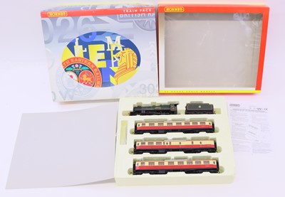 Lot 670 - A Hornby 00 gauge Castle Train Pack comprising...