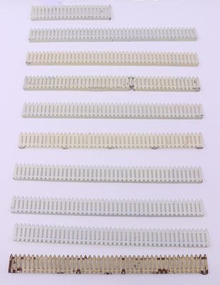 Lot 212 - Hornby 0 gauge paled fencing: 4 pieces 1929-31...