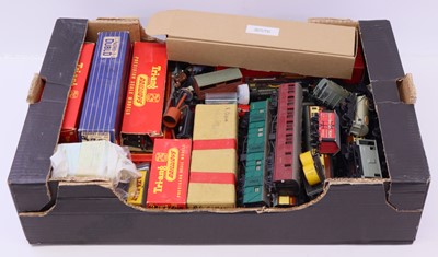 Lot 730 - One tray of various Hornby Dublo and Triang 00...