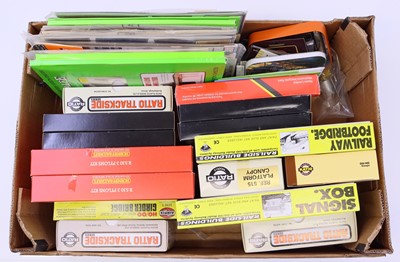 Lot 731 - Two trays containing various 00 gauge unmade...