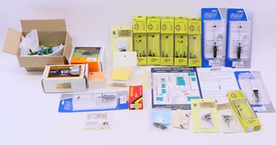 Lot 728 - One tray of various 00 gauge signals and...