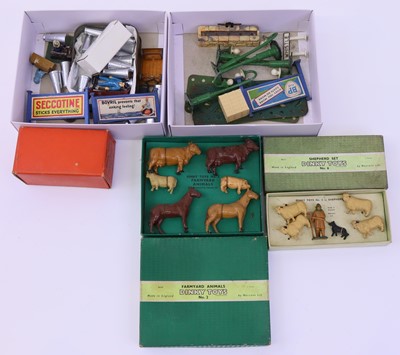 Lot 208 - A Collection of 0-gauge accessories: Dinky...